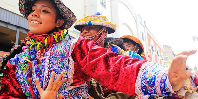 Congreso aprueba incorporar el folklore en la enseñanza de colegios