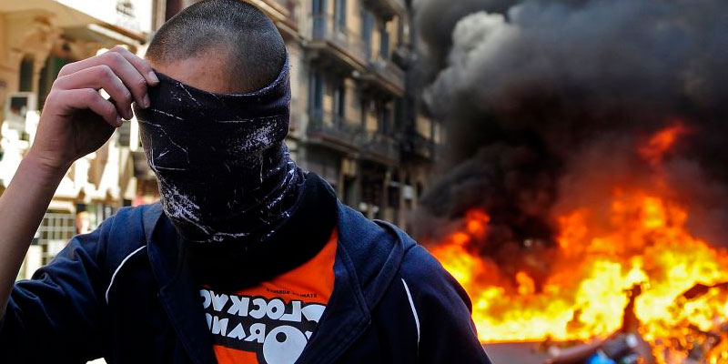 Sancionarían penalmente a quienes participen con el rostro cubierto en marchas