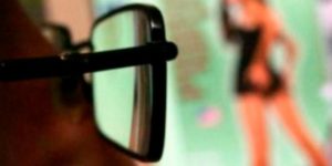 Anciana asesina a su esposo por suscribirse a canal porno